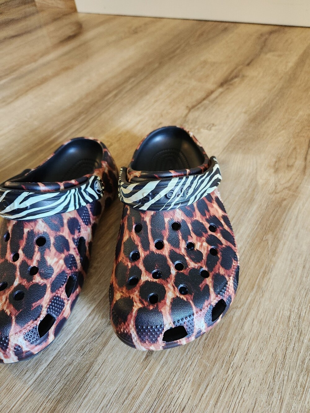Crocs Black & Brown Animal Remix Print Classic Clogs Women's Size 7 - Picture 4 of 7